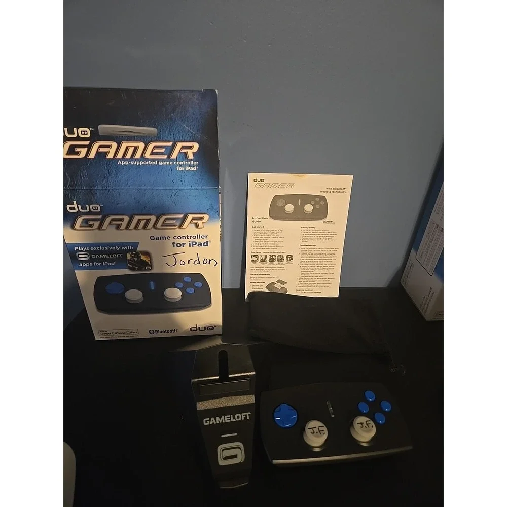 2 Duo Gamer Controller for iPad, iPhone and iPod Touch (Wireless) Gameloft